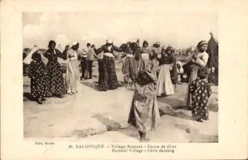 Ak Thessaloniki Saloniki Griechenland, Village Romani, Danse de filles