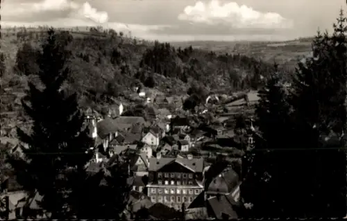 Ak Monschau Montjoie in der Eifel, Blick auf Monschau, viele Häuser, Bäume, Landschaft