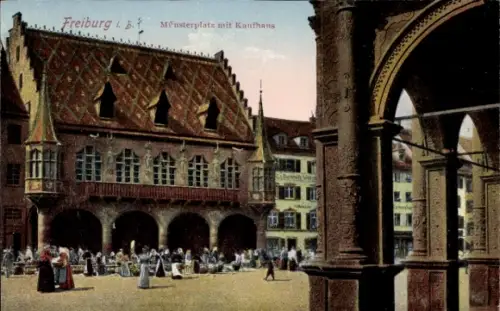Ak Altstadt Freiburg im Breisgau,  Münsterplatz, Kaufhaus, Markt, Menschen,  Kleidung