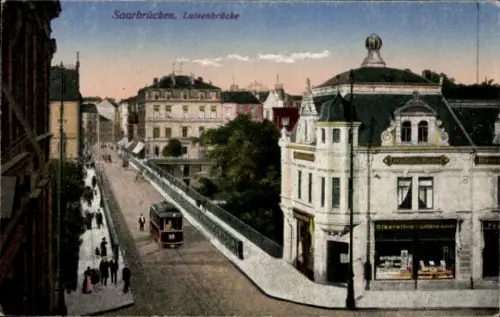 Ak Saarbrücken im Saarland, Luisenbrücke, Straßenbahn, Geschäfte, Menschen auf der Straße