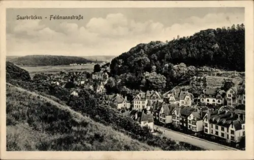 Ak Saarbrücken im Saarland,  Feldmannstraße, Häuseransicht, Wald im Hintergrund
