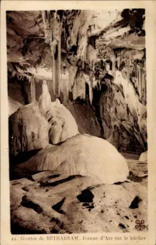 Ak Bétharram Pyrénées-Atlantiques, Grottes de Bétharram, Grotten von  Jeanne d'Arc auf dem Scheit
