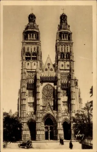 Ak Tours Indre et Loire, Kathedrale Saint-Gatien, Türme, Fassade, Schwarz-Weiß, Auto, Menschen