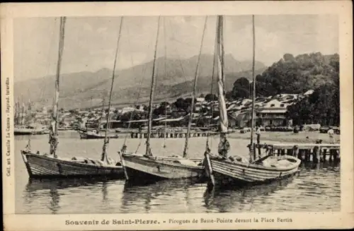 CPA Saint-Pierre Martinique, Pirogues de Basse-Pointe devant la Place Bertin