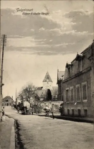 Ak Guignicourt Aisne, Straße mit Pferdewagen, Gebäude im Hintergrund, Wolken am Himmel