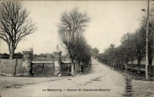 Ak Le Neubourg Eure, Parklandschaft, Allee, Toreingang, Bäume, Schwarz-Weiß-Fotografie