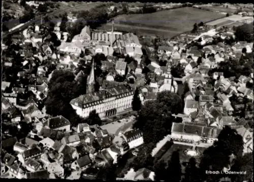 Ak Erbach im Odenwald Hessen, Luftaufnahme von Erbach, Odenwald, viele Häuser, Bäume, Straßen