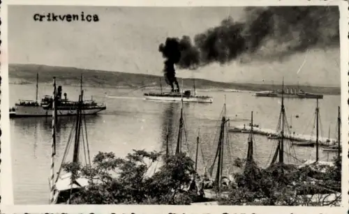 Foto Ak Cirkvenica Crikvenica Kroatien, Gesamtansicht, Hafen, Englischer schwerer Kreuzer