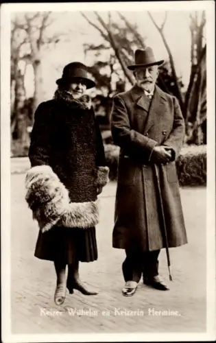 Ak Kaiser Wilhelm II. im Exil, Kaiserin Hermine, Portrait, Mäntel