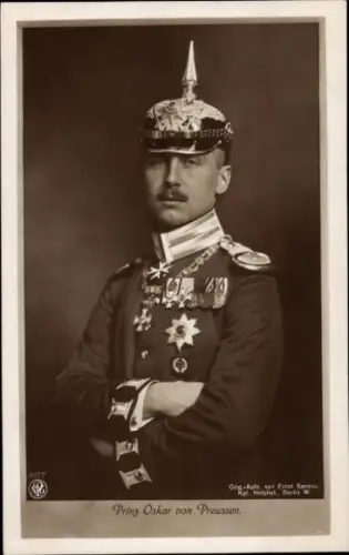 Ak Oskar Prinz von Preußen, Portrait in Uniform, Orden, Pickelhaube, NPG 4577