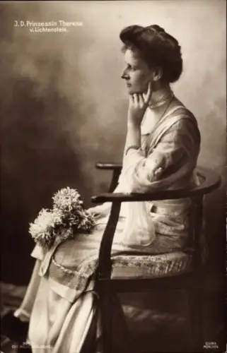 Ak I.D. Prinzessin Therese von Liechtenstein, Sitzportrait, Adel Bayern