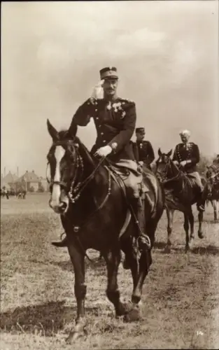 Ak König Christian X von Dänemark zu Pferd, Uniform