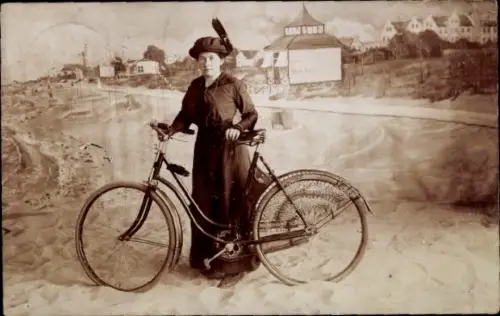 Foto Ak Frau in schwarzem Kleid, Fahrrad