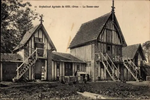 Ak Giel Courteilles Orne, Orphelinat Agricole, zwei Gebäude, Treppen, Basse-cour