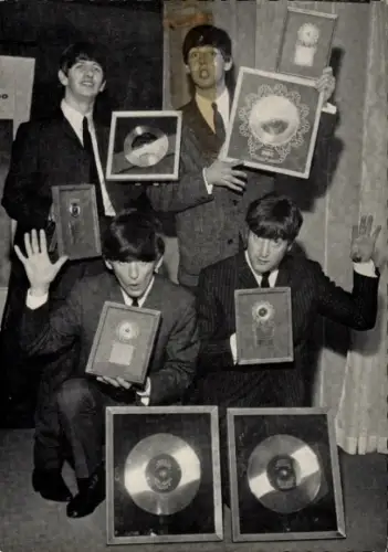 Ak Musikgruppe The Beatles, John, Paul, George, Ringo, Goldene Schallplatten, Auszeichnungen