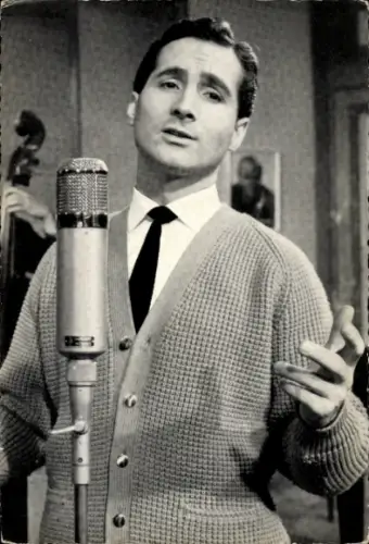 Ak Schauspieler und Sänger Freddy Quinn, Portrait, Mikrofon