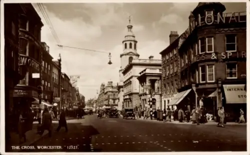 Ak Worcester West Midlands England, Stadtansicht  The Cross,  Architektur, Menschen auf der Straß