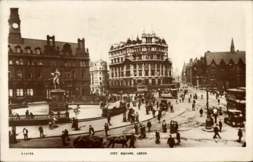 Ak Leeds Yorkshire England, City Square