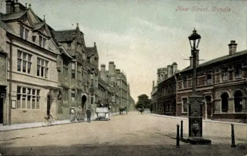 Ak Oundle England, Neue Straße,   Gebäude, Straßenlaterne