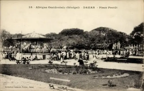 Ak Dakar Senegal,  Place Protêt, Menschenmenge, Kiosk, Bäume,  