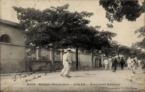 Ak Dakar Senegal, Boulevard National, Menschen auf der Straße, Bäume,  