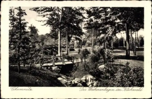 Ak Chemnitz in Sachsen,  Weiheranlagen, Brücke, Bäume, Parklandschaft