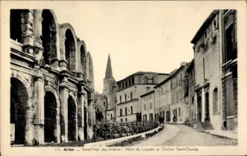 Ak Arles Bouches du Rhône,  Rond-Point des Arènes, Hôtel de Luppée, Clocher Saint-Charles