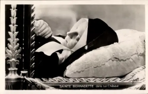 Ak Nevers Nièvre, Sainte Bernadette in ihrer Chasse, liegend, religiöses Motiv