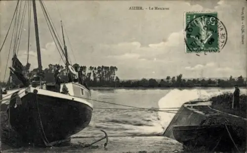 Ak Aizier Eure, Schiff auf dem Wasser, Personen am Ufer, Landschaft im Hintergrund