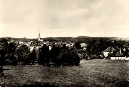 Ak Bischofswerda in Sachsen, Blick auf die Stadt, Landschaft mit Bäumen, Gebäude, Kirchturm, Foto