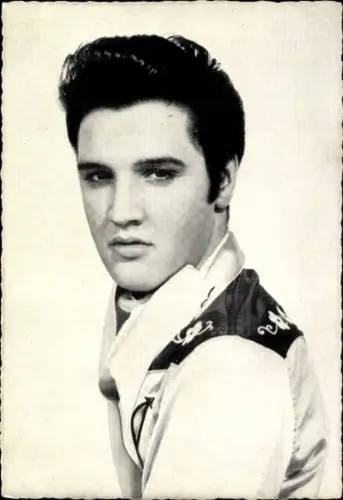 Ak Musiker Elvis Presley mit schwarz weißem Hemd