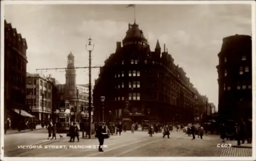 Ak Manchester England, Victoria Street,  Architektur, Menschen, Straßenbahn