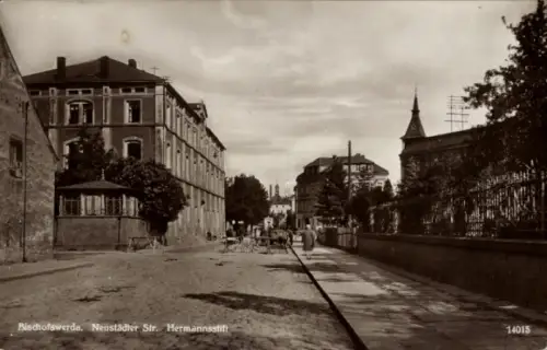 Ak Bischofswerda in Sachsen,  Neustädter Str., Hermannsstift, Straße, Gebäude, 