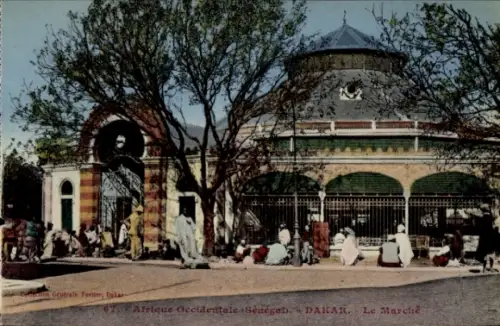 Ak Dakar Senegal, Markt in  Menschen, Bäume, Gebäude, farbige 