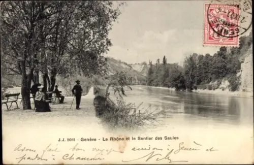 Ak Genf Stadt Schweiz,  der Fluss Rhône, Weg der Weiden, zwei Personen, Bäume, Wasser