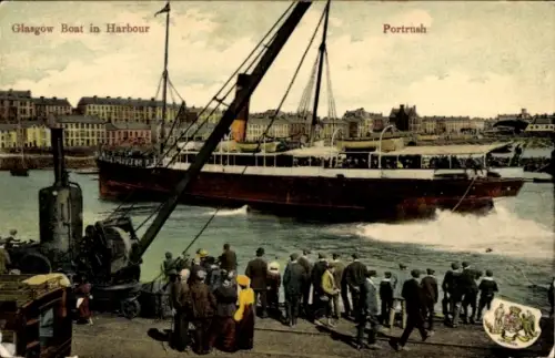 Ak Portrush County Antrim Nordirland, Schiff im Hafen, Glasgow Boot,  Menschen am Ufer