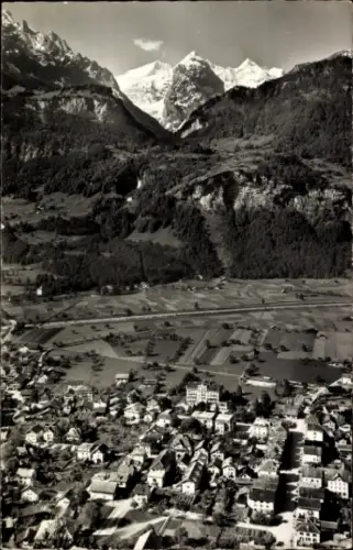 Ak Meiringen Kanton Bern Schweiz, Berglandschaft, schneebedeckte Gipfel,  Häuseransicht