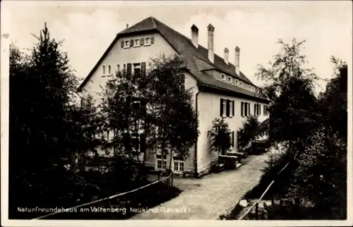 Ak Neukirch in der Lausitz, Naturfreundehaus, Valtenberg, Neukirch, Bäume, Weg