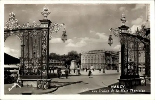 Ak Nancy Meurthe et Moselle, Eingangstor, Platz Stanislas, Menschen, Straßenansicht