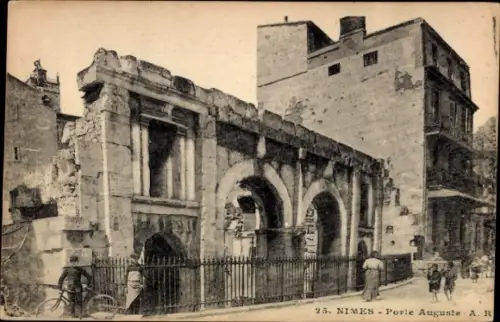 Ak Nîmes Gard, Ruinen, Tor,  Porle Auguste, Menschen, Straße