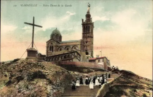 Ak Marseille Bouches du Rhône, Notre-Dame de la Garde,  Kreuz, Menschen in n Kleidern