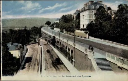 Ak Pau Pyrénées-Atlantiques, Boulevard des Pyrénées, Stadtansicht, Bäume, Straße, Gebäude