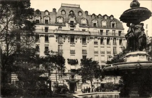 Ak Paris I Louvre, Hotel Louvois, Brunnen mit Statue, Bäume, Menschen