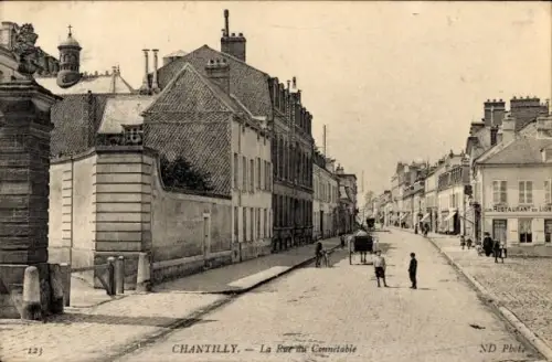 Ak Chantilly Oise, Straße in  Restaurant Lion, Pferdewagen, Menschen