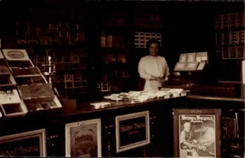 Foto Ak Geschäft, Handel, Verkäuferin, Tresen, Waren