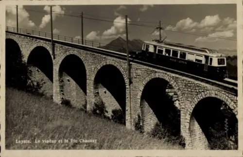 Ak Leysin Kanton Waadt, Viadukt in  Zug auf Brücke, Berglandschaft im Hintergrund