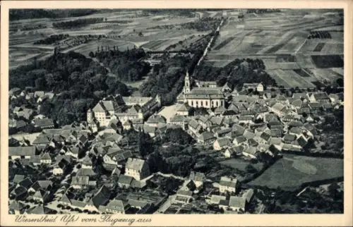 Ak Wiesentheid in Unterfranken, Luftaufnahme von  Häuser, Kirche, Felder