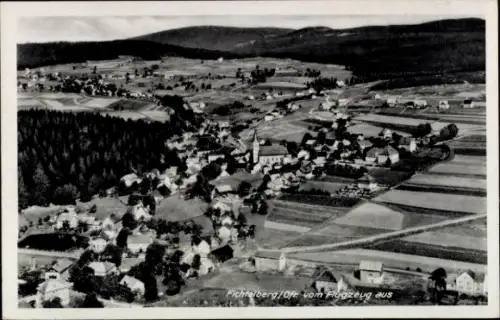 Ak Fichtenberg in Württemberg, Luftaufnahme von  ländliche Umgebung, Häuser, Kirche