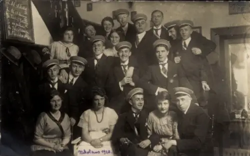 Studentika Foto Ak Gruppe von Studenten mit jungen Frauen, Nikolaus 1920