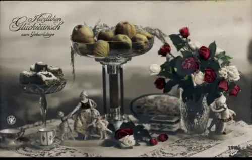 Ak Glückwunsch zum Geburtstag, Geburtstagstisch, Blumen, Obstschale, Porzellanfigur